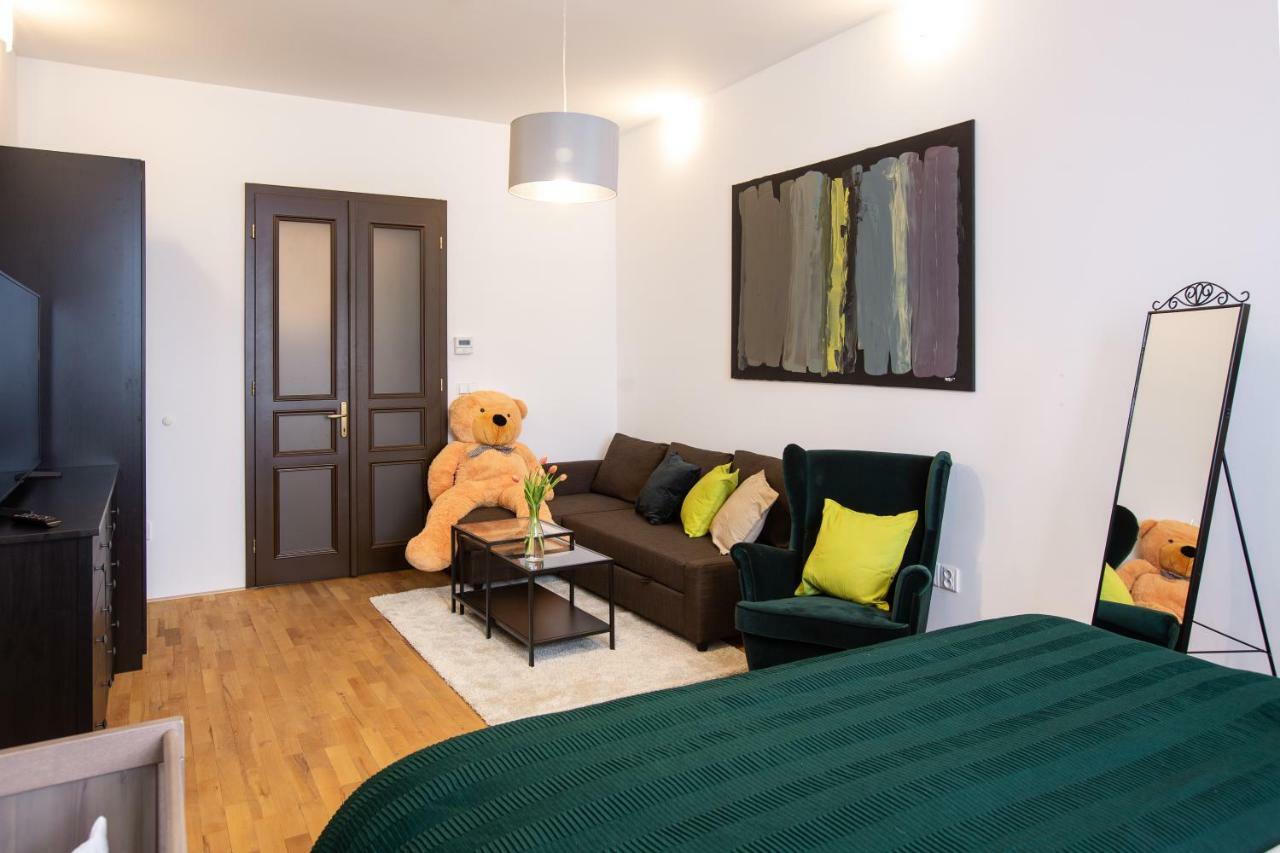 Modern Family Apt. With Central Square Entrance Χράντεκ Κράλοβε Εξωτερικό φωτογραφία